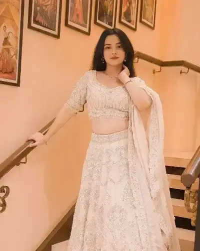Escort Dhari